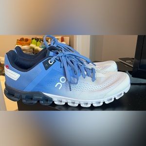 Like brand new ON Cloudflow running shoes.